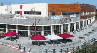 מרכז מסחרי שכונתי מניב בשרון