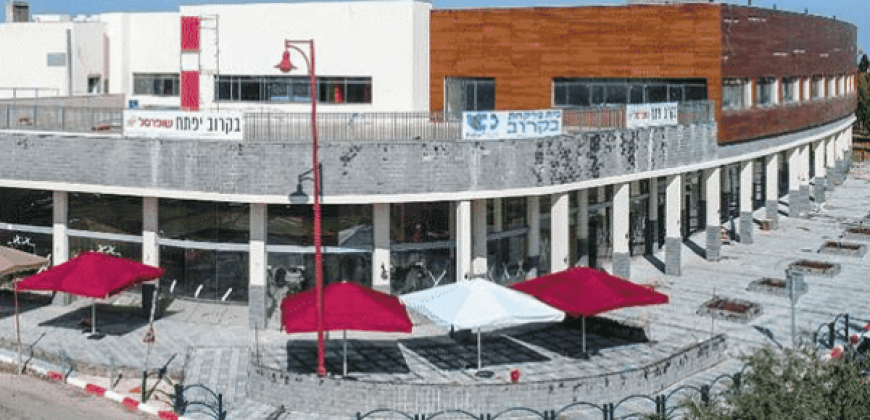 מרכז מסחרי שכונתי מניב בשרון