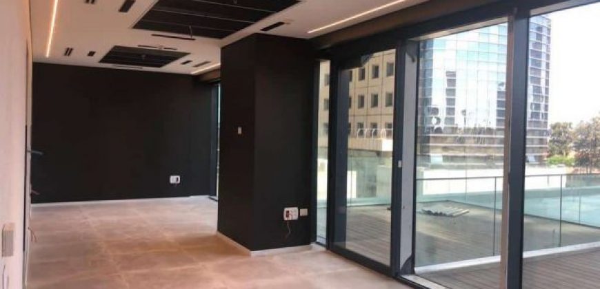 משרד יפהפה במגדלי הארבעה חג'ג' בהזדמנות!