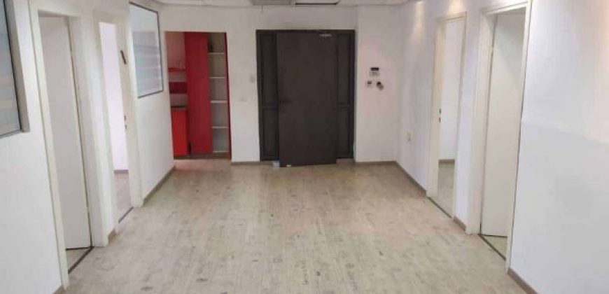 160 מטר יפהפיים ומחולקים במתחם הבורסה ברמת גן