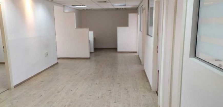 160 מטר יפהפיים ומחולקים במתחם הבורסה ברמת גן