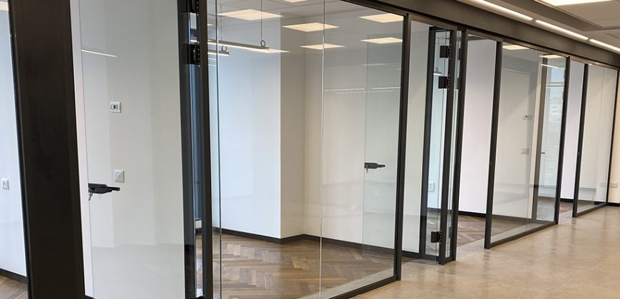 משרד יפהפה במגדל הכשרת הישוב, עבור כל עסק! רמת גמר גבוהה, ומרפסת שמש מאחור.