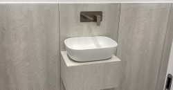 משרד יפהפה במגדל הכשרת הישוב, עבור כל עסק! רמת גמר גבוהה, ומרפסת שמש מאחור.