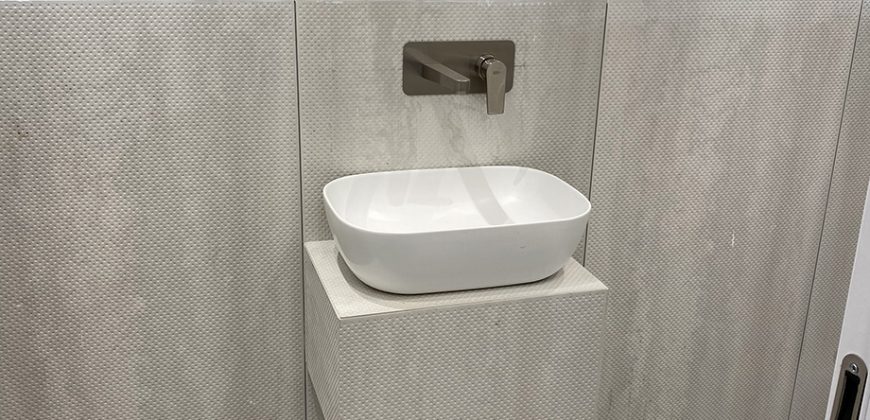 משרד יפהפה במגדל הכשרת הישוב, עבור כל עסק! רמת גמר גבוהה, ומרפסת שמש מאחור.