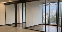 משרד יפהפה במגדל הכשרת הישוב, עבור כל עסק! רמת גמר גבוהה, ומרפסת שמש מאחור.