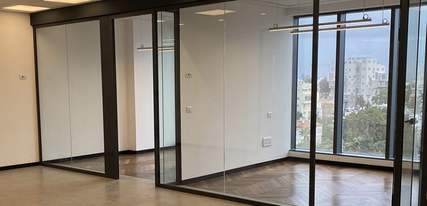 משרד יפהפה במגדל הכשרת הישוב, עבור כל עסק! רמת גמר גבוהה, ומרפסת שמש מאחור.