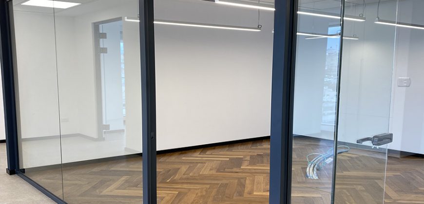 משרד יפהפה במגדל הכשרת הישוב, עבור כל עסק! רמת גמר גבוהה, ומרפסת שמש מאחור.