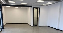 משרד יפהפה במגדל הכשרת הישוב, עבור כל עסק! רמת גמר גבוהה, ומרפסת שמש מאחור.