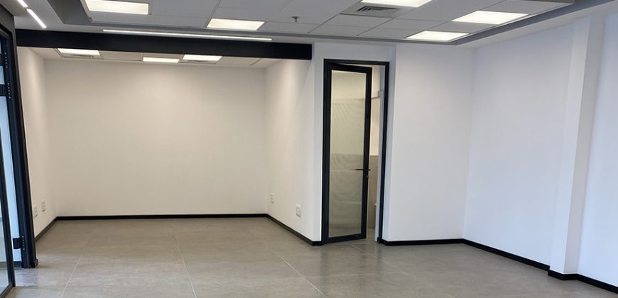 משרד יפהפה במגדל הכשרת הישוב, עבור כל עסק! רמת גמר גבוהה, ומרפסת שמש מאחור.