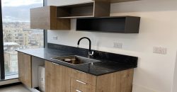 משרד יפהפה במגדל הכשרת הישוב, עבור כל עסק! רמת גמר גבוהה, ומרפסת שמש מאחור.