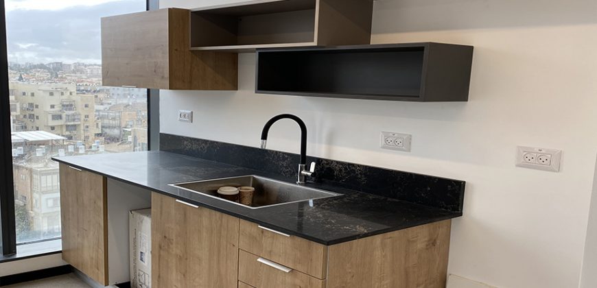 משרד יפהפה במגדל הכשרת הישוב, עבור כל עסק! רמת גמר גבוהה, ומרפסת שמש מאחור.