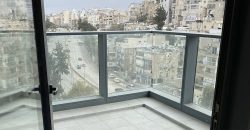 משרד יפהפה במגדל הכשרת הישוב, עבור כל עסק! רמת גמר גבוהה, ומרפסת שמש מאחור.