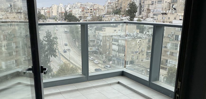 משרד יפהפה במגדל הכשרת הישוב, עבור כל עסק! רמת גמר גבוהה, ומרפסת שמש מאחור.