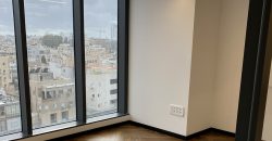 משרד יפהפה במגדל הכשרת הישוב, עבור כל עסק! רמת גמר גבוהה, ומרפסת שמש מאחור.