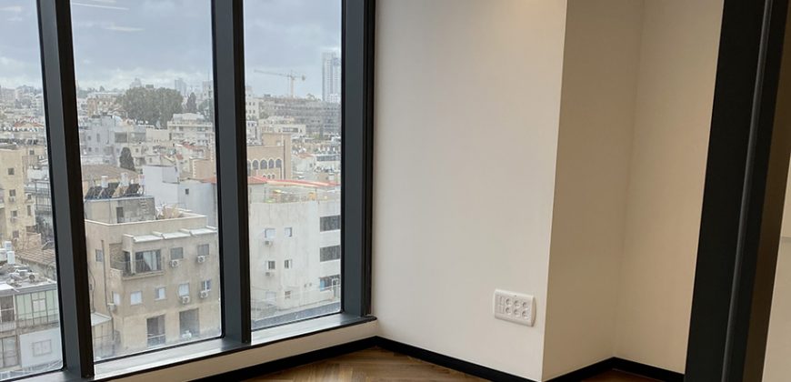 משרד יפהפה במגדל הכשרת הישוב, עבור כל עסק! רמת גמר גבוהה, ומרפסת שמש מאחור.