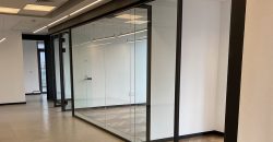 משרד יפהפה במגדל הכשרת הישוב, עבור כל עסק! רמת גמר גבוהה, ומרפסת שמש מאחור.