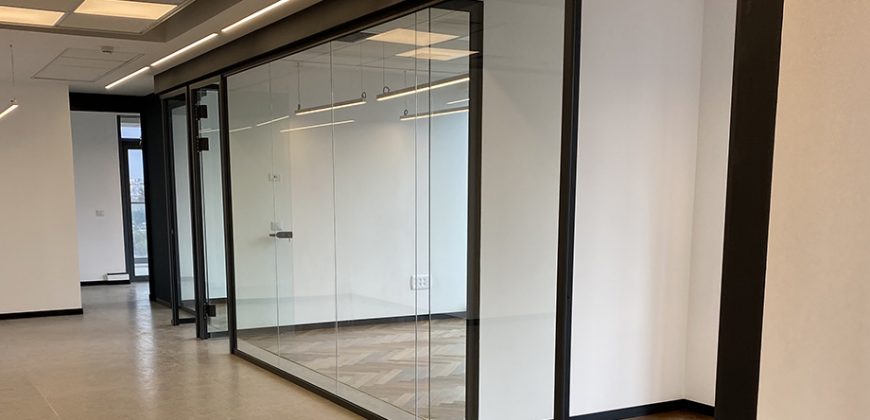 משרד יפהפה במגדל הכשרת הישוב, עבור כל עסק! רמת גמר גבוהה, ומרפסת שמש מאחור.