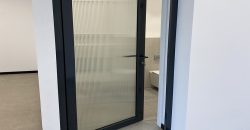 משרד יפהפה במגדל הכשרת הישוב, עבור כל עסק! רמת גמר גבוהה, ומרפסת שמש מאחור.