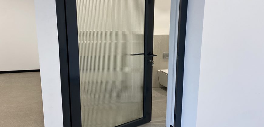 משרד יפהפה במגדל הכשרת הישוב, עבור כל עסק! רמת גמר גבוהה, ומרפסת שמש מאחור.