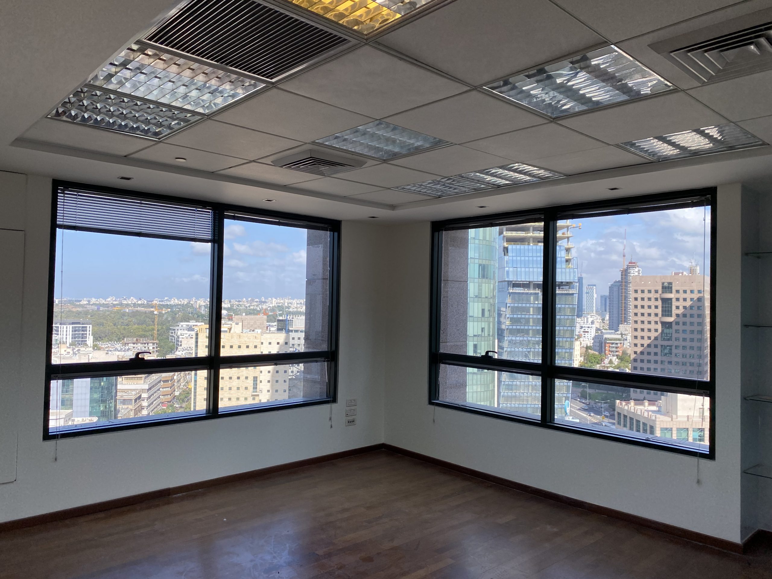 משרד להשכרה בלב מתחם הבורסה ברמת גן, בית שאפ 225 מר