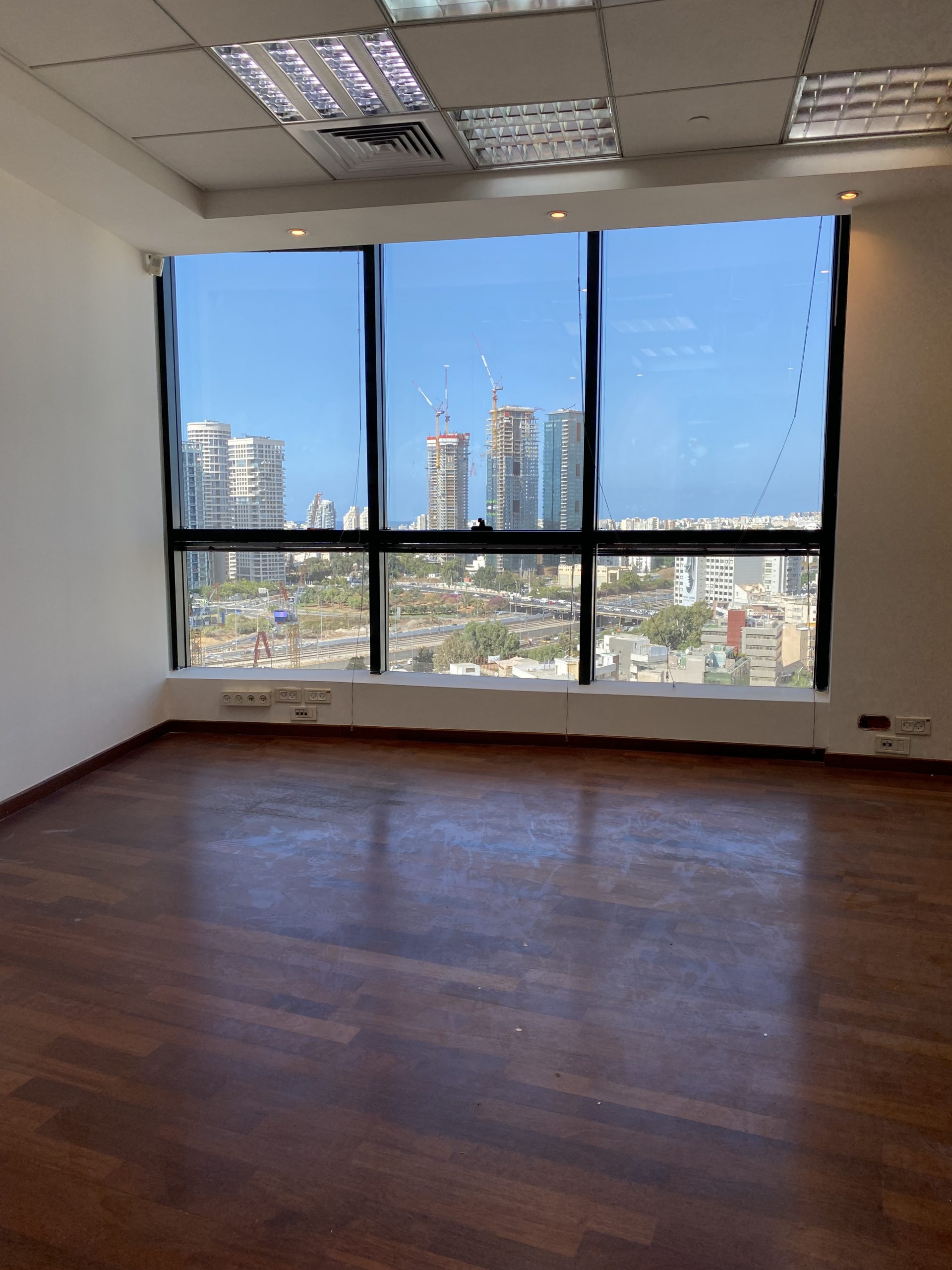 משרד להשכרה בלב מתחם הבורסה ברמת גן, בית שאפ 225 מר