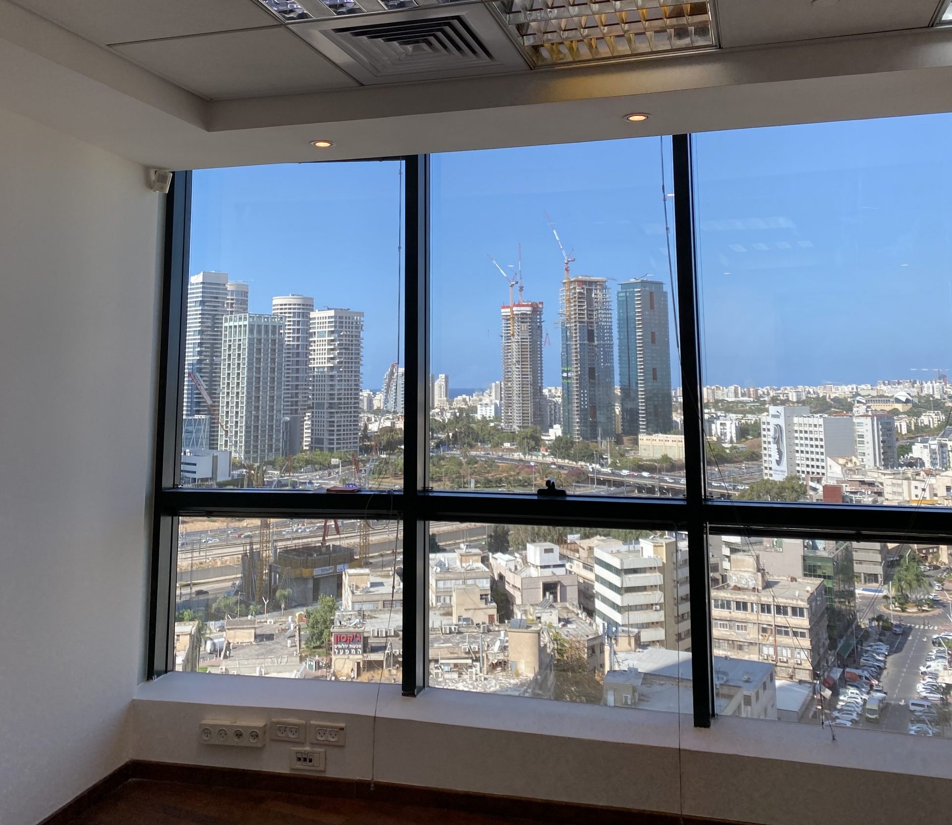 משרד להשכרה בלב מתחם הבורסה ברמת גן, בית שאפ 225 מר