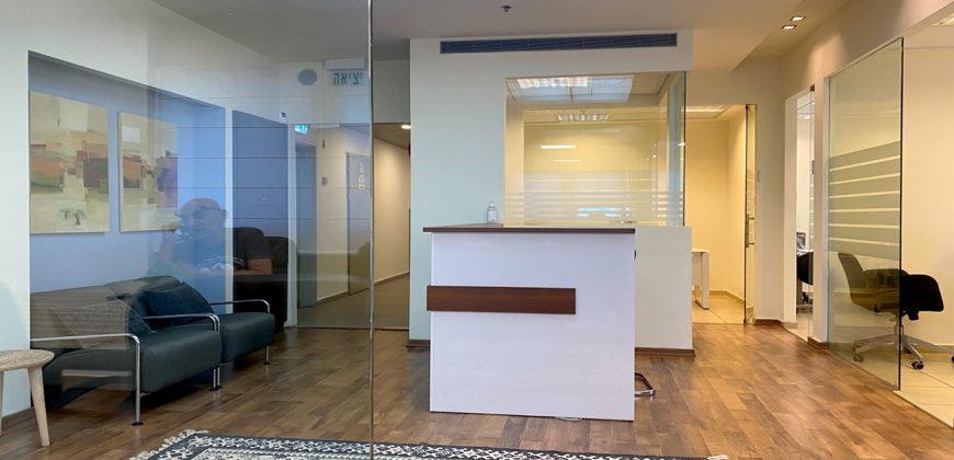 משרד מציאה! להשכרה על ציר יגאל אלון