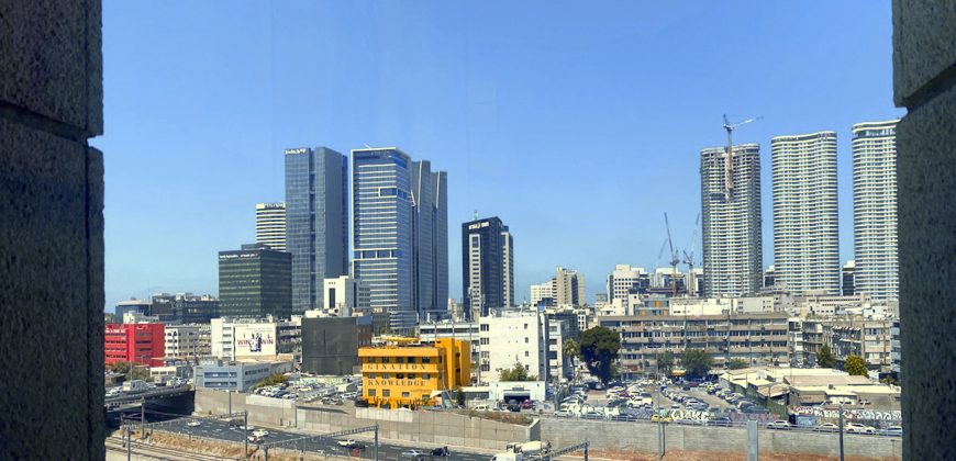 משרד מציאה! להשכרה על ציר יגאל אלון